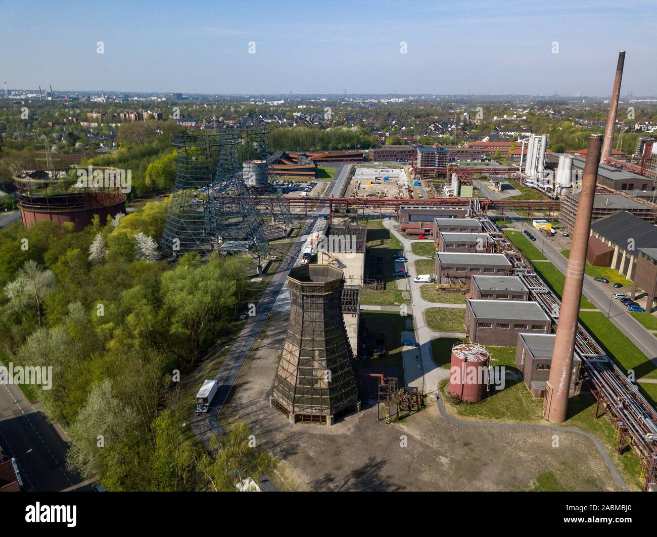 Weltkulturerbe Zeche Zollverein, Kokerei Zollverein, Metall Rahmen der Kühltürme, der Kamm Gebäude auf der rechten Seite das Gebäude Stockfoto