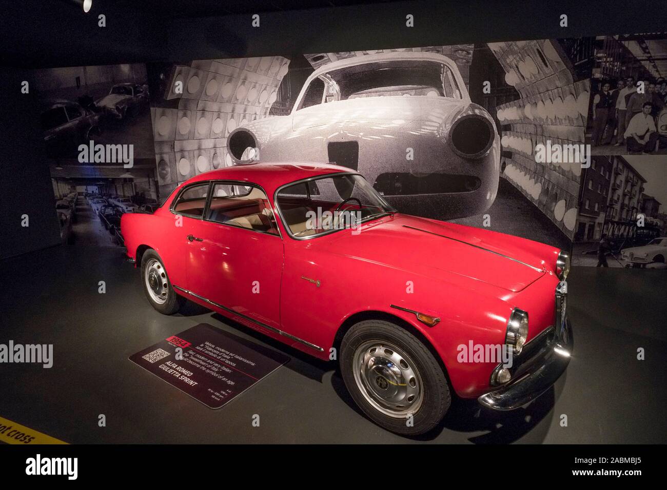 Italien, Turin: das Museo Nazionale dell'Automobile (Automobile), MAUTO. Innenansicht des Gebäudes im Jahr 1932 erbaut und renoviert Ich Stockfoto