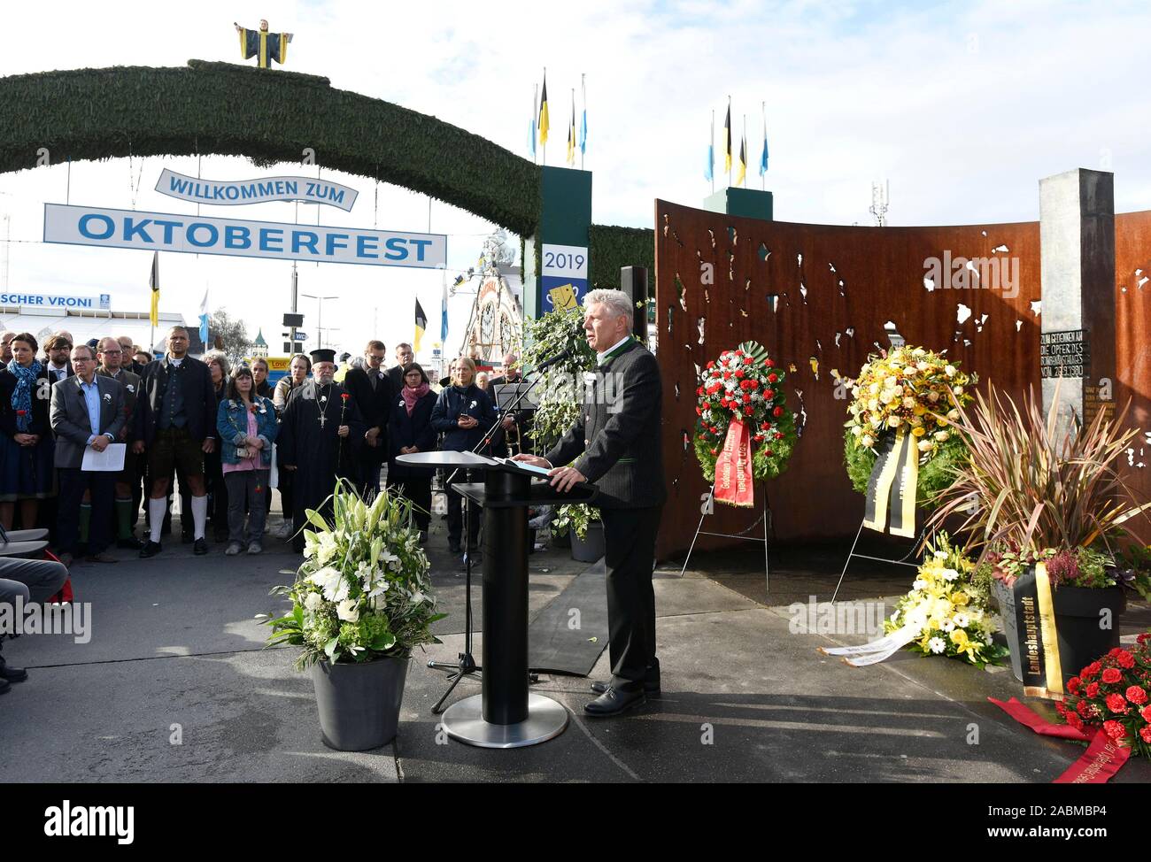 Auf der 39. Jahrestag der Bombenanschlag auf das Oktoberfest in München, Oberbürgermeister Dieter Reiter im Gedenken an die Opfer der Rechtsextremen Angriff vor dem Mahnmal auf der Theresienwiese. [Automatisierte Übersetzung] Stockfoto