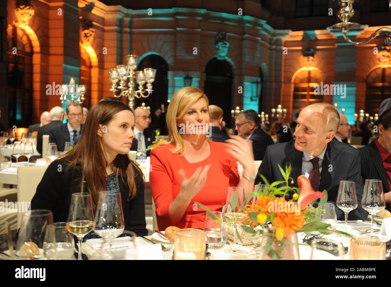 Die isländische Premierminister Katrín Jakobsdóttir, der kroatische Präsident Kolinda Grabar-Kitarovic und Chefredakteur der SZ Wolfgang Krach in der Nacht der Europäischen Wirtschaft in Berlin. [Automatisierte Übersetzung] Stockfoto