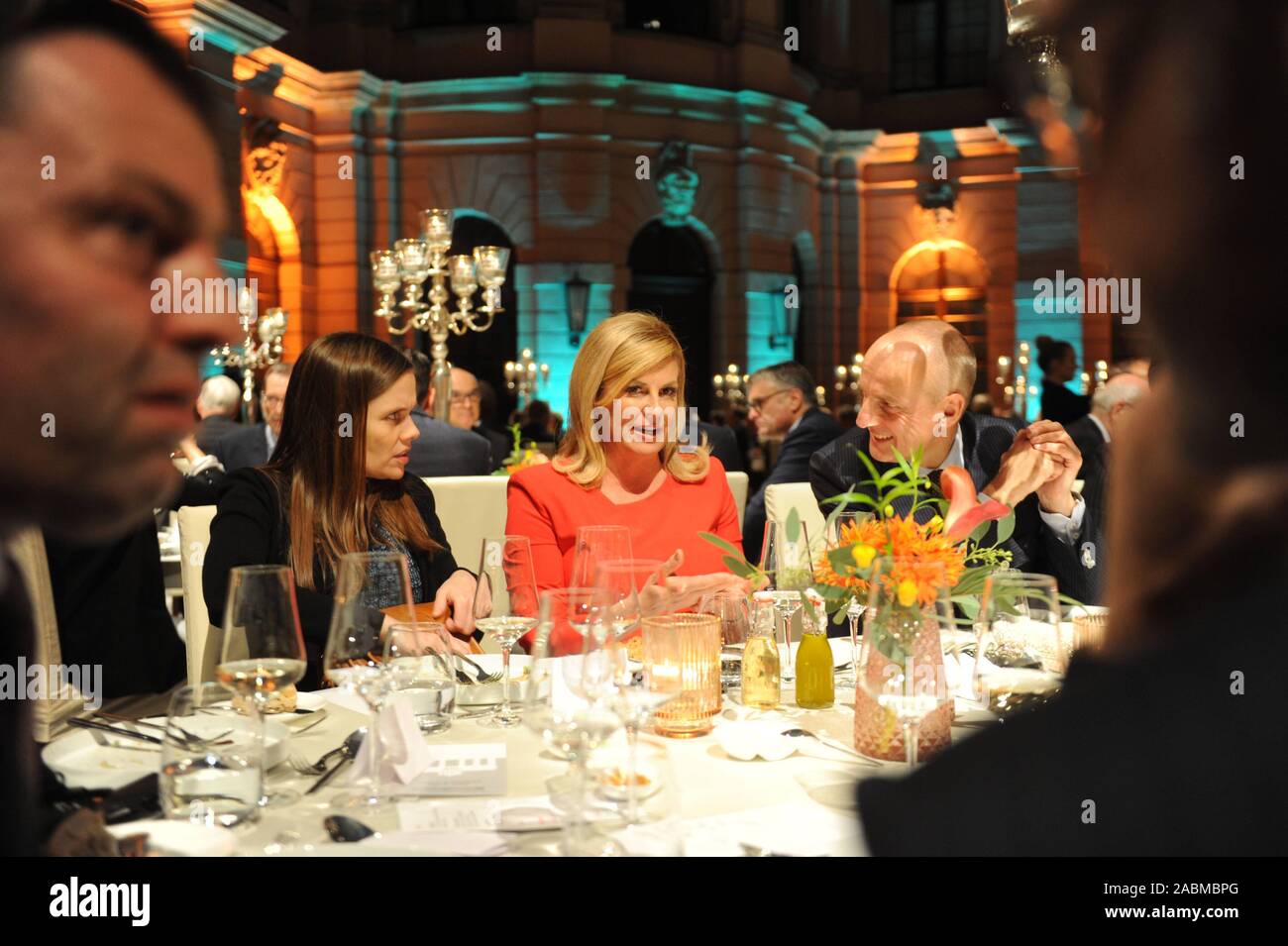 Die isländische Premierminister Katrín Jakobsdóttir, der kroatische Präsident Kolinda Grabar-Kitarovic und Chefredakteur der SZ Wolfgang Krach in der Nacht der Europäischen Wirtschaft in Berlin. [Automatisierte Übersetzung] Stockfoto