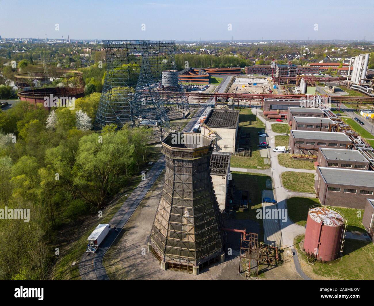 Weltkulturerbe Zeche Zollverein, Kokerei Zollverein, Metall Rahmen der Kühltürme, der Kamm Gebäude auf der rechten Seite das Gebäude Stockfoto