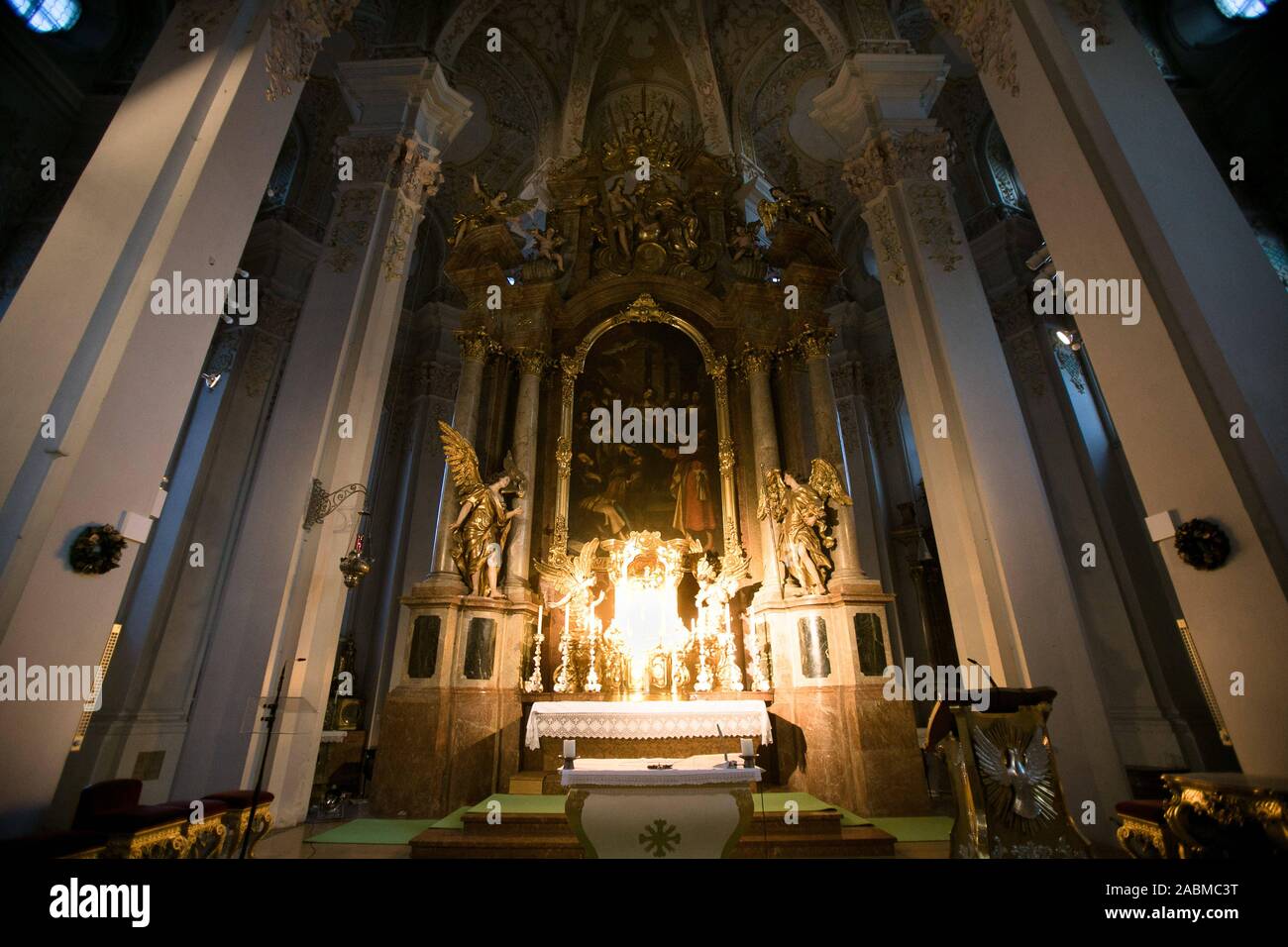 Das Heiligtum der Heilig-Geist-Kirche an der Prälat-Miller-Weg im Zentrum von München. [Automatisierte Übersetzung] Stockfoto