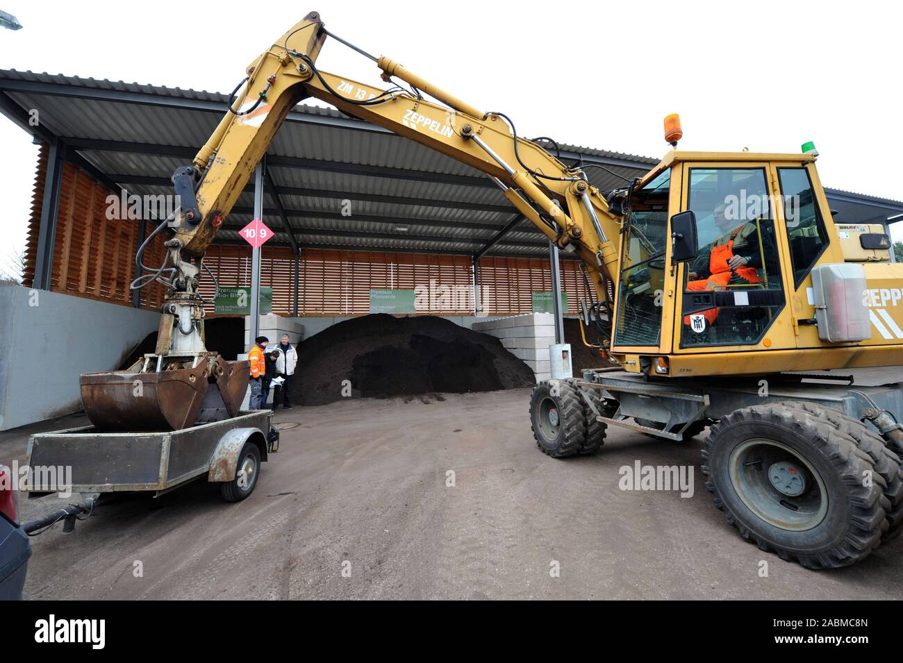 Am Garten Tag in der Abfallwirtschaft Park der Münchner Abfallwirtschaft Firma AWM, München Bürger gegeben sind 50 Liter Kompost und kann auch lose Garten Boden zu einem reduzierten Preis kaufen. [Automatisierte Übersetzung] Stockfoto