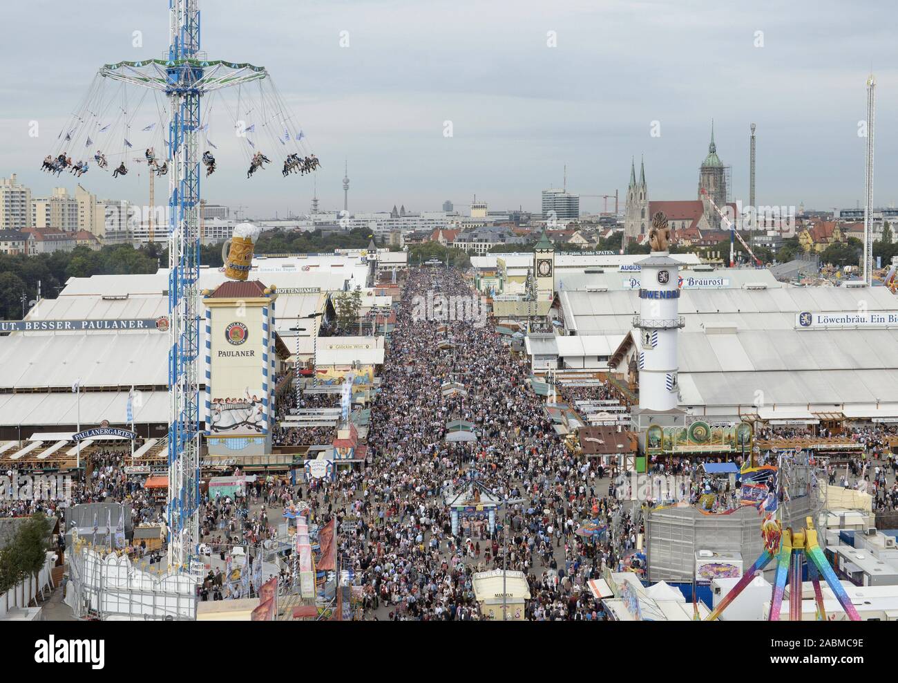Blick vom Riesenrad auf die Münchner Wiesn an einem Sonntag Nachmittag. [Automatisierte Übersetzung] Stockfoto