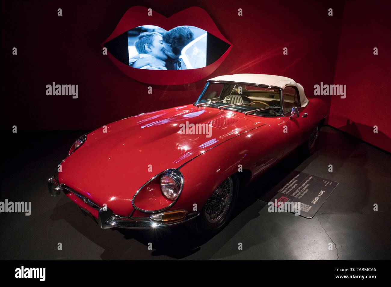 Italien, Turin: das Museo Nazionale dell'Automobile (Automobile), MAUTO. Innenansicht des Gebäudes im Jahr 1932 erbaut und renoviert Ich Stockfoto