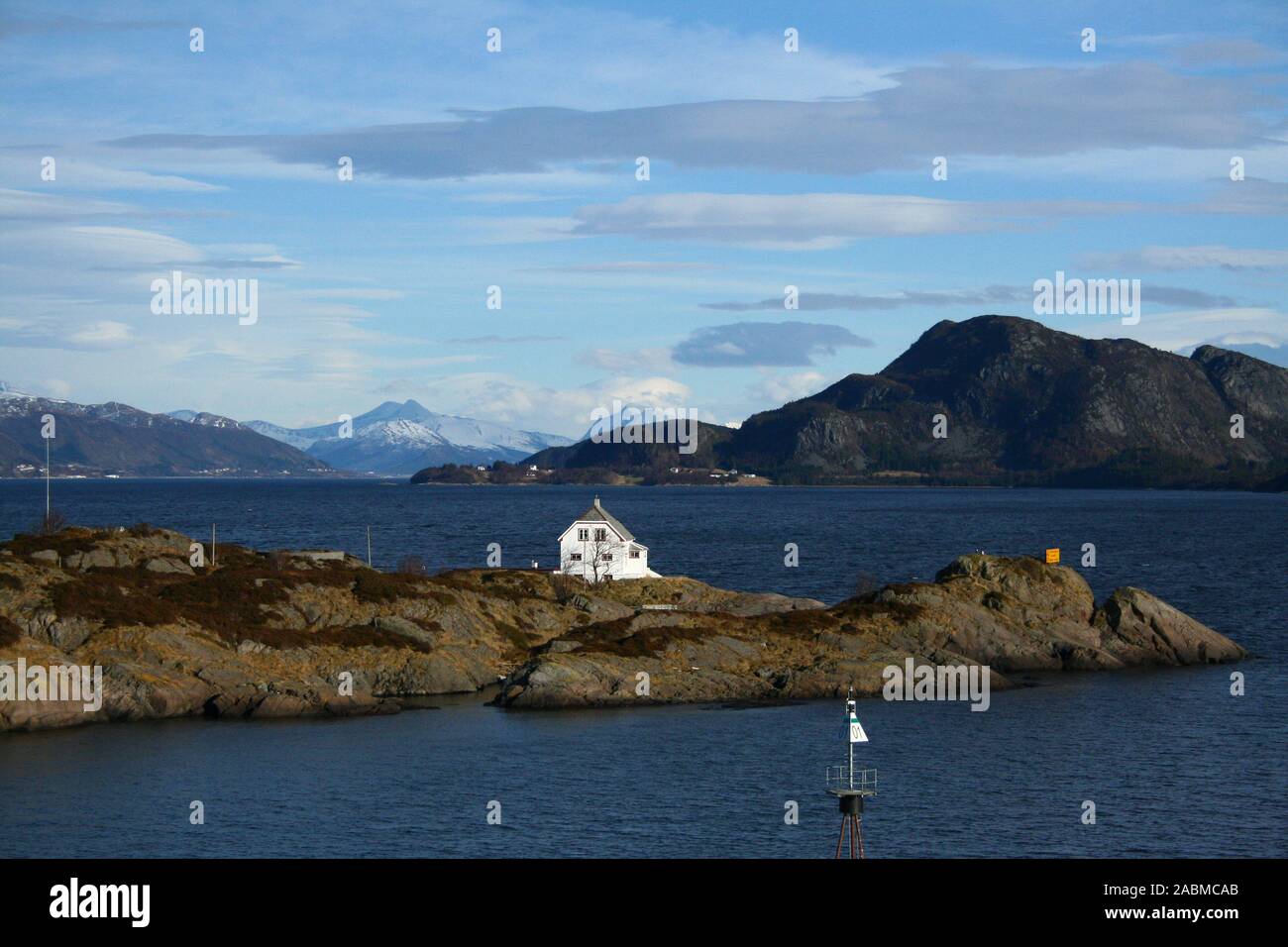 Einsames Haus auf Insel in norwegischen Fjord Stockfoto
