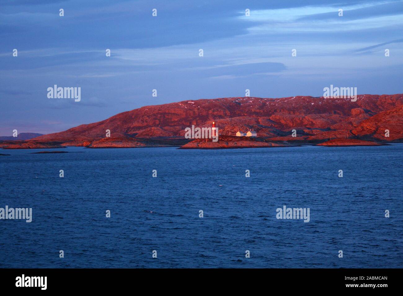 Norwegische Küste im abendlichen Sonnenlicht getaucht. Stockfoto