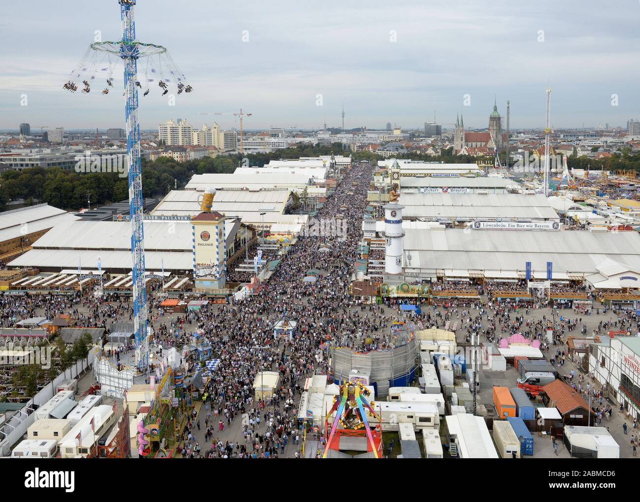 Blick vom Riesenrad auf die Münchner Wiesn an einem Sonntag Nachmittag. [Automatisierte Übersetzung] Stockfoto