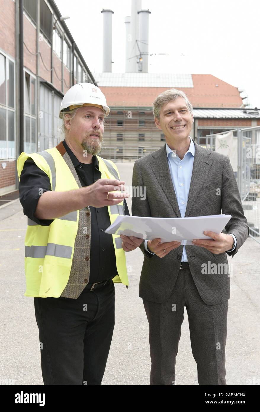 Site Manager Andreas Schmidt (links) und Gasteig Chef Max Wagner (rechts) auf der Baustelle in Hans-Prei SSingerstraße. Bis 2021 einen Zwischenbericht Quartal für das Kulturzentrum Gasteig wird es gebaut werden, die renoviert werden. [Automatisierte Übersetzung] Stockfoto