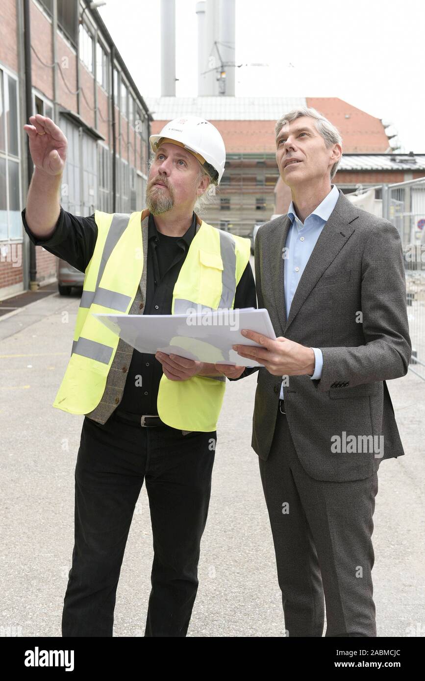 Site Manager Andreas Schmidt (links) und Gasteig Chef Max Wagner (rechts) auf der Baustelle in Hans-Prei SSingerstraße. Bis 2021 einen Zwischenbericht Quartal für das Kulturzentrum Gasteig wird es gebaut werden, die renoviert werden. [Automatisierte Übersetzung] Stockfoto