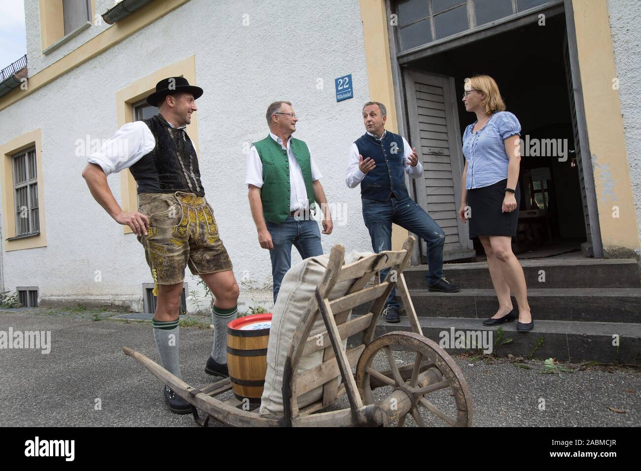 Von links nach rechts: Alexander Bauer, Christian Kuchlbauer, Thomas Haselbeck und Sandra Kunstwadl links aus der Brauerei kooperative Remonte Bräu Schleißheimer e.G., in der Wilhelmshof in das Alte Schloss Schleißheim in oberschleißheim fotografiert. [Automatisierte Übersetzung] Stockfoto