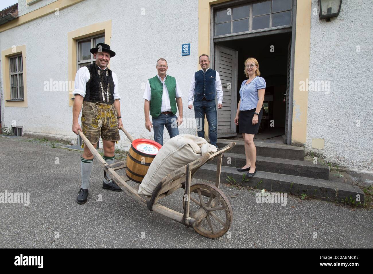 Von links nach rechts: Alexander Bauer, Christian Kuchlbauer, Thomas Haselbeck und Sandra Kunstwadl links aus der Brauerei kooperative Remonte Bräu Schleißheimer e.G., in der Wilhelmshof in das Alte Schloss Schleißheim in oberschleißheim fotografiert. [Automatisierte Übersetzung] Stockfoto