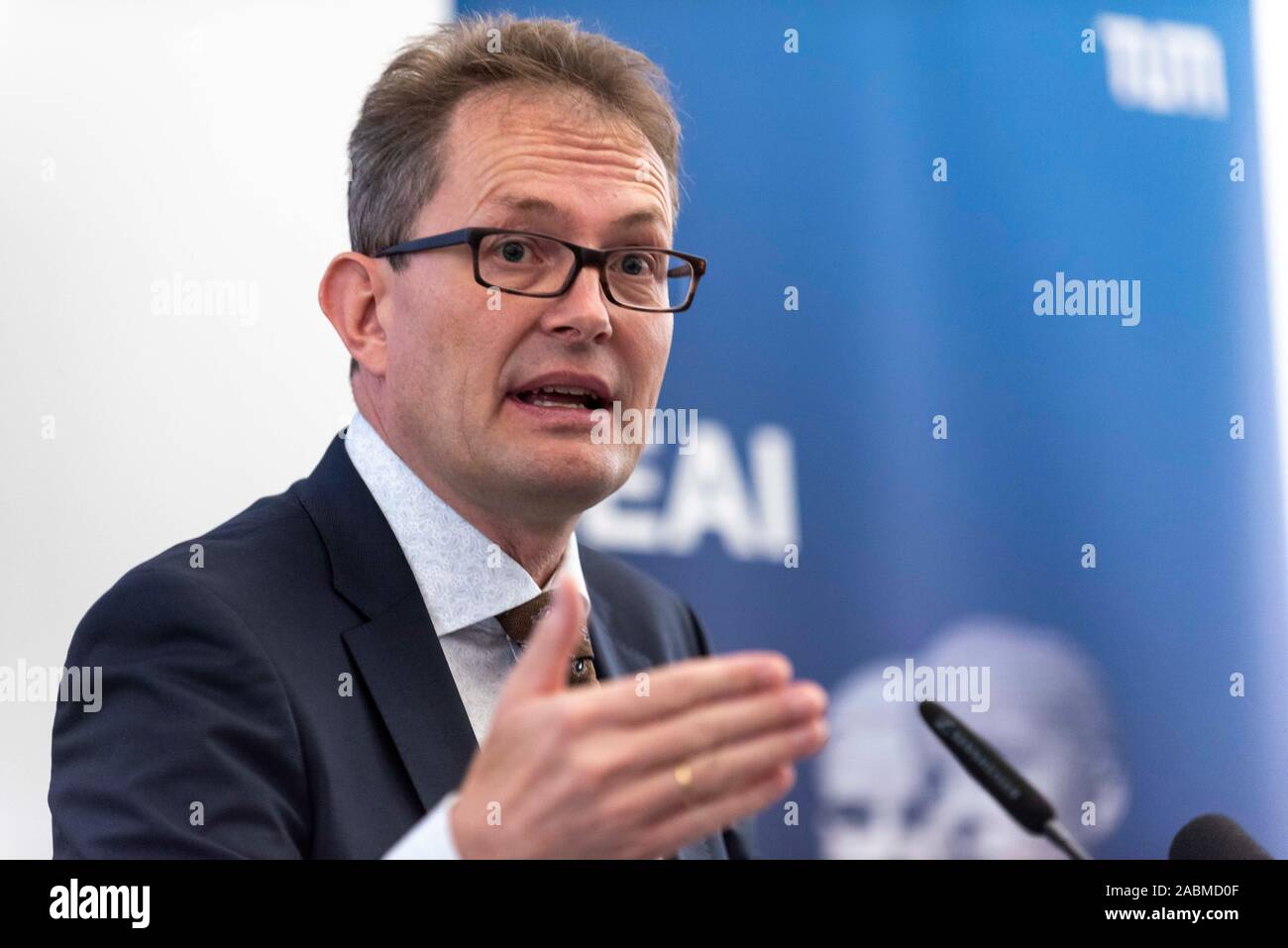 Professor Christoph Lütge (Leiter des IEAI) spricht bei der Eröffnung des Instituts für Ethik in der Künstlichen Intelligenz am Montag, 7. Oktober 2019 an der TU München (Oberbayern). [Automatisierte Übersetzung] Stockfoto