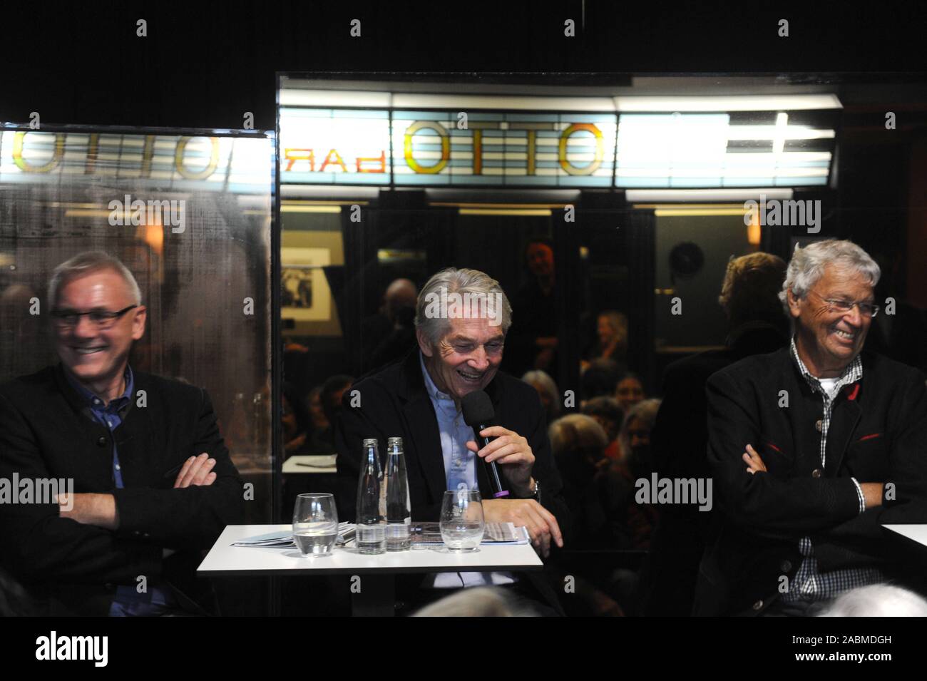 SZ Kultursalon - Das Haus für Humor in der 'Viehbank'. Reinhard Wittmann und Gerhard Polt im Gespräch mit Hans Kratzer (links). [Automatisierte Übersetzung] Stockfoto