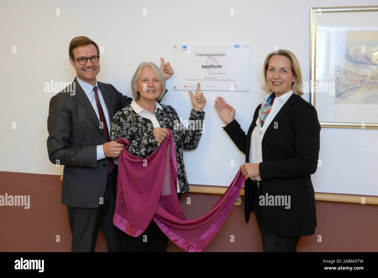 Von links nach rechts: Prof. Martin Halle (Ärztlicher Direktor, Institut für Sportmedizin und Sport Kardiologie der TUM), Eva-Maria Matzke (Direktor Diakoniewerk München-Maxvorstadt) und Annette Heuser (Geschäftsführer Beisheim Stiftung) ein Pilotprojekt, in denen Senioren ihre Beweglichkeit und Fitness auch im Alter mit einem eigens entwickelten Trainingsprogramm erhalten kann. [Automatisierte Übersetzung] Stockfoto