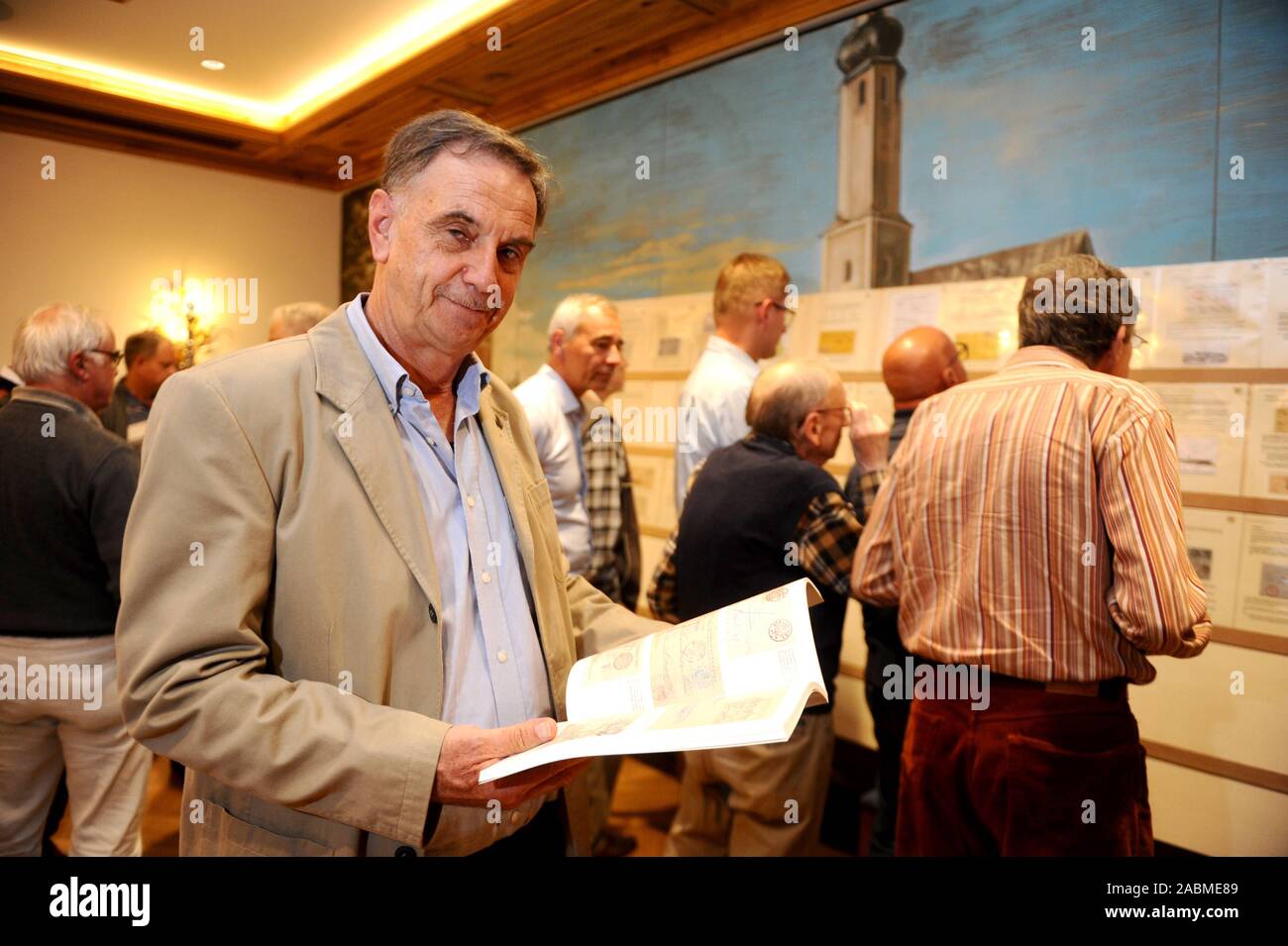 München Stamp Club Vorsitzender Robert Binner im Club Treffen in Großhadern. [Automatisierte Übersetzung] Stockfoto