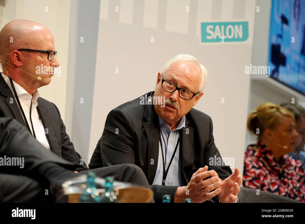 SZ Business Summit Salon von Telefonica in Berlin präsentiert. Bild (von links nach rechts): Andreas Müller (Robert Bosch GmbH), Michael Ziesemer (ZVEI) und Valentina Daiber (Telefonica Deutschland) auf dem Podium. Moderation Crestin Gammelin (Süddeutsche Zeitung). [Automatisierte Übersetzung] Stockfoto