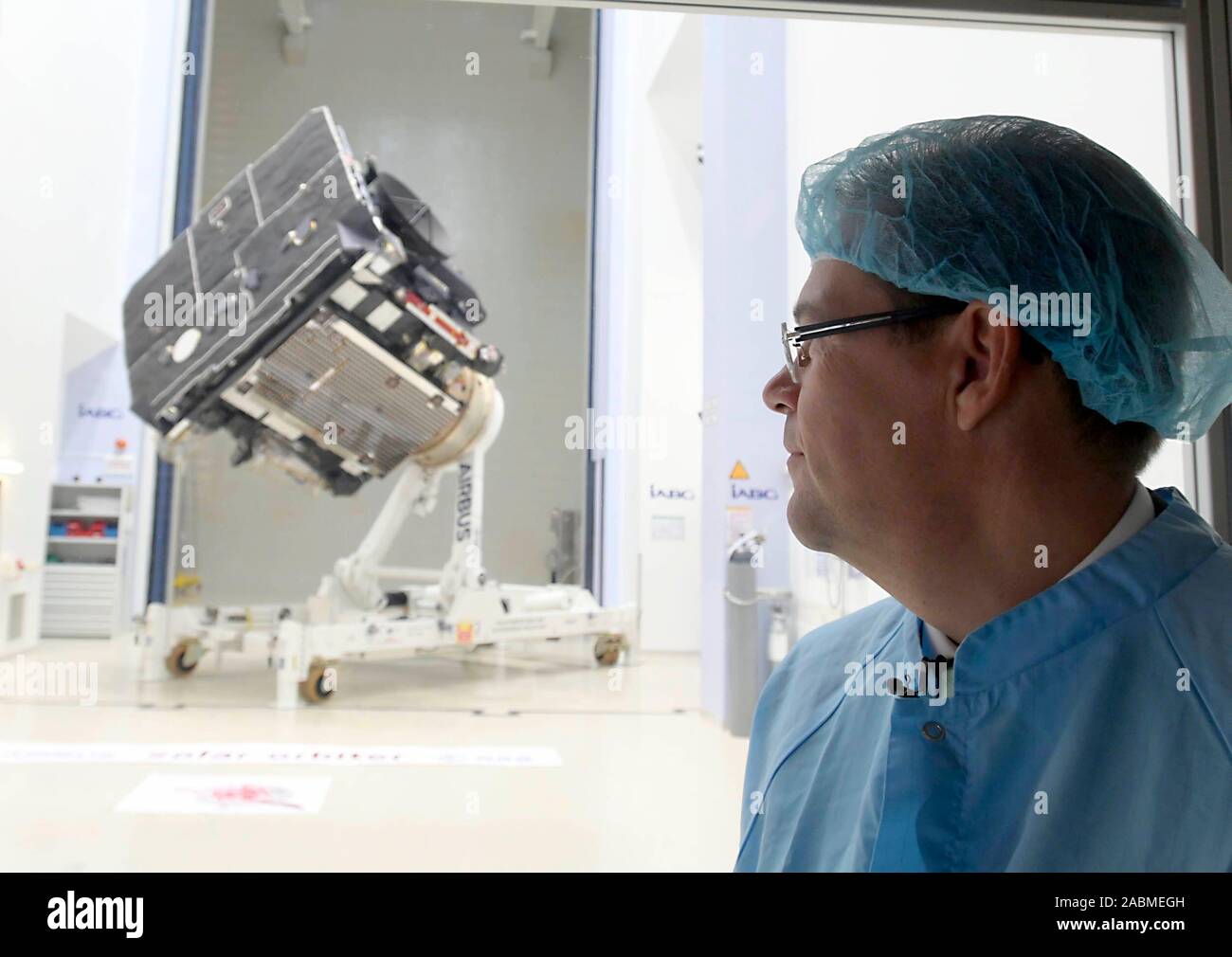 Die 'Solar Orbiter" raumsonde wird unter realen Bedingungen im Test Center der IABG in Ottobrunn getestet: Das Bild zeigt Christian Henjes, Leiter der Abteilung Vertrieb und Koordination der Division Space. [Automatisierte Übersetzung] Stockfoto