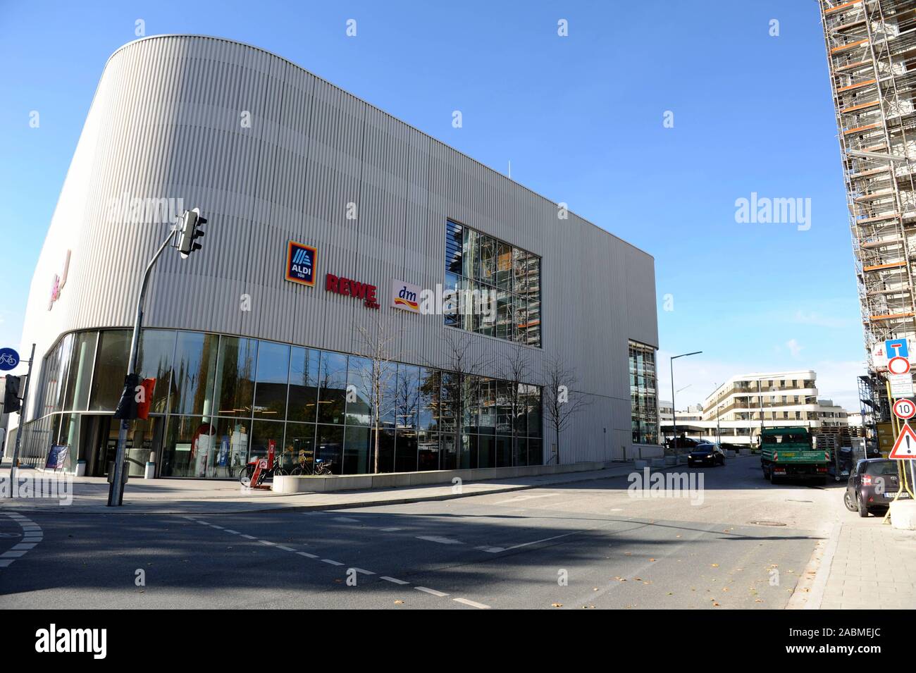 Die Bauarbeiten für die nachverdichtung von Baumkirchnerstrasse und Hermann-Weinhauserstrasse im Münchner Stadtteil Berg am Laim schreitet voran: Einkaufszentrum. [Automatisierte Übersetzung] Stockfoto