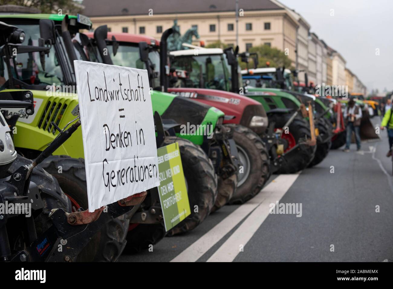 Über 2000 Bayerische Bauern am Odeonsplatz gegen landwirtschaftliche Paket der Bundesregierung und höhere Umweltanforderungen demonstrieren. In der Ludwigstraße die Traktoren Linie bis fast zum Siegestor. [Automatisierte Übersetzung] Stockfoto