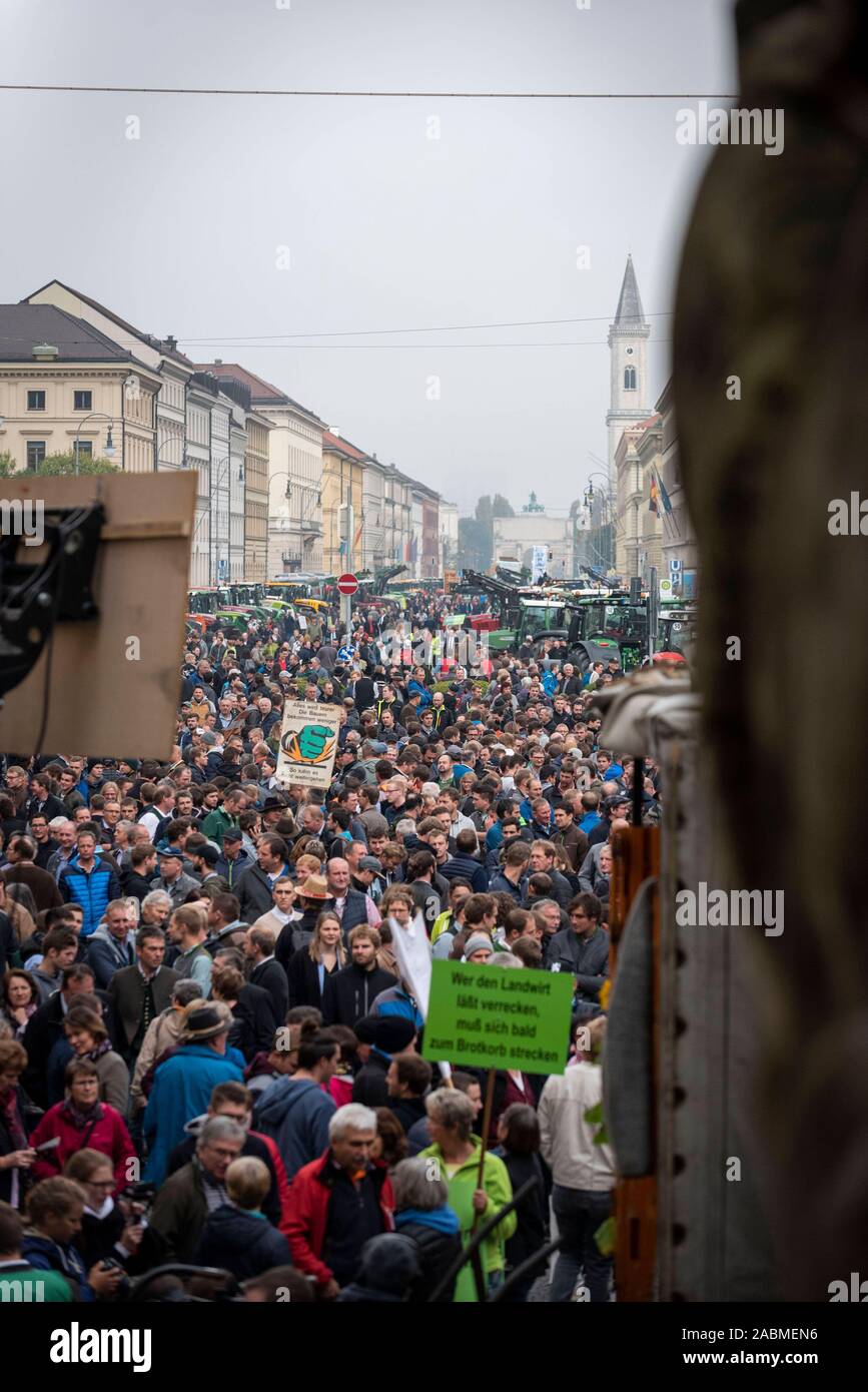 Über 2000 Bayerische Bauern am Odeonsplatz gegen landwirtschaftliche Paket der Bundesregierung und höhere Umweltanforderungen demonstrieren. In der Ludwigstraße die Traktoren Linie bis fast zum Siegestor. [Automatisierte Übersetzung] Stockfoto
