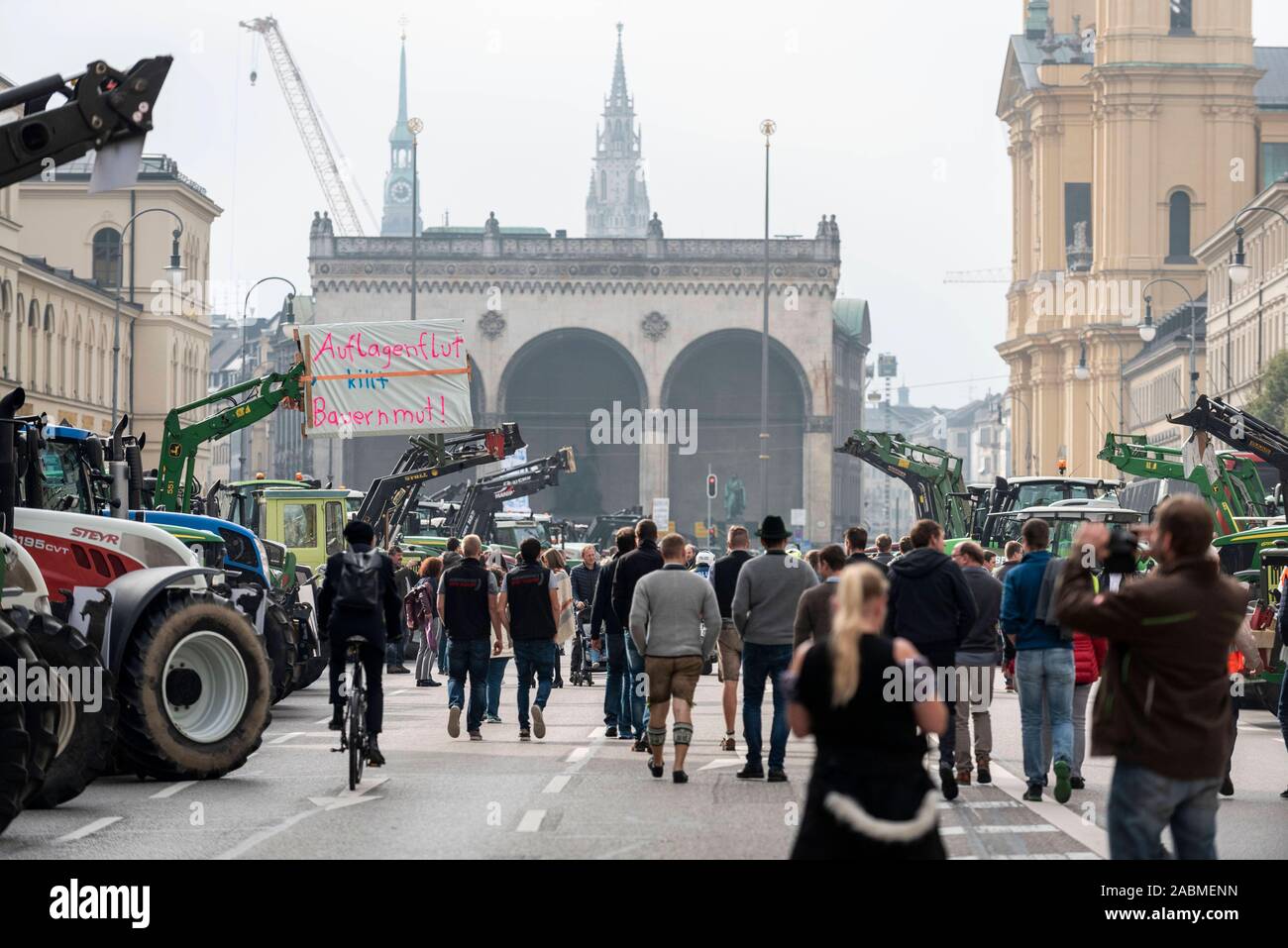 Über 2000 Bayerische Bauern am Odeonsplatz gegen landwirtschaftliche Paket der Bundesregierung und höhere Umweltanforderungen demonstrieren. In der Ludwigstraße die Traktoren Linie bis fast zum Siegestor. [Automatisierte Übersetzung] Stockfoto