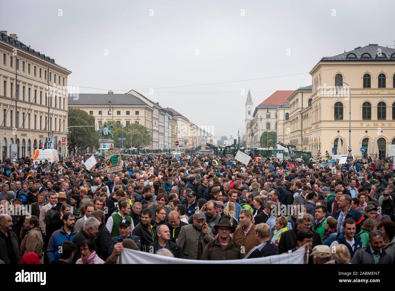 Über 2000 Bayerische Bauern am Odeonsplatz gegen landwirtschaftliche Paket der Bundesregierung und höhere Umweltanforderungen demonstrieren. In der Ludwigstraße die Traktoren Linie bis fast zum Siegestor. [Automatisierte Übersetzung] Stockfoto