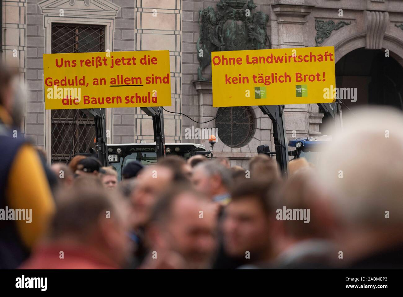 Über 2000 Bayerische Bauern am Odeonsplatz gegen landwirtschaftliche Paket der Bundesregierung und höhere Umweltanforderungen demonstrieren. In der Ludwigstraße die Traktoren Linie bis fast zum Siegestor. [Automatisierte Übersetzung] Stockfoto