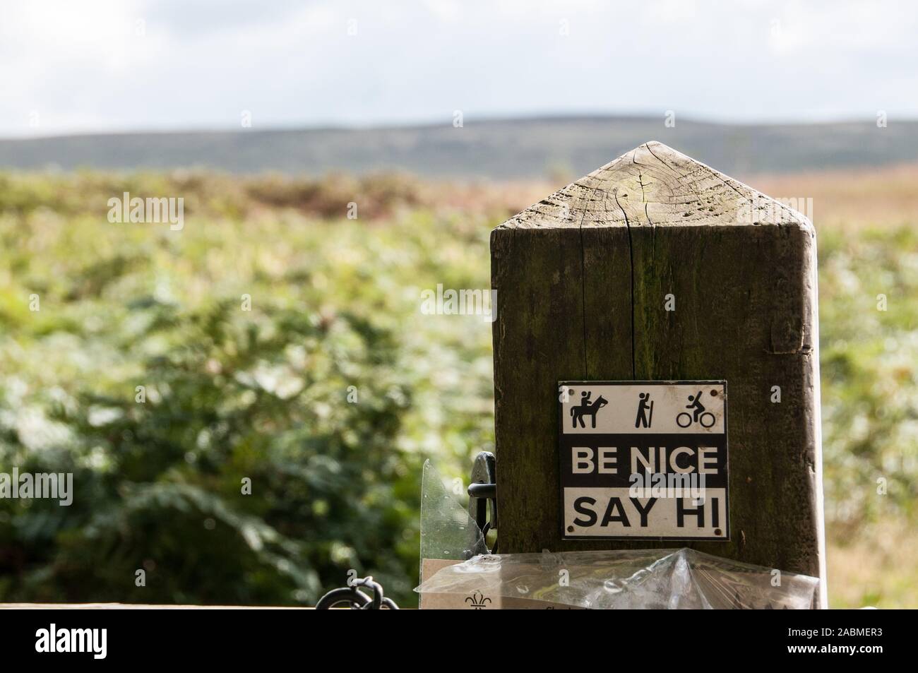 Um die UK-Lancashire Signage auf einem Zaunpfosten, auf einem Chorley Reitweg, Wanderer, Reiter und Mountainbiker verwendet. Stockfoto