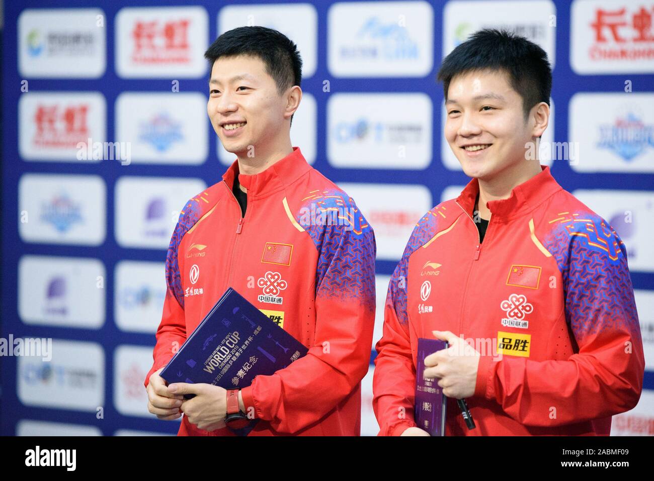 Chengdu Chengdu, China. 28 Nov, 2019. Chengdu, China - chinesische Tischtennis Spieler Ma lange, Ventilator Zhendong und Deutsche Tischtennis Spieler Timo Boll Tagung der 2019 Männer Tischtennis Wm Fans in Chengdu, Provinz Sichuan, Nov. 28, 2019. Credit: SIPA Asien/ZUMA Draht/Alamy leben Nachrichten Stockfoto