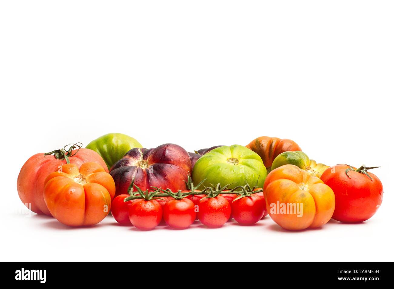 Verschiedene Arten von Tomaten auf weißem Hintergrund Stockfoto