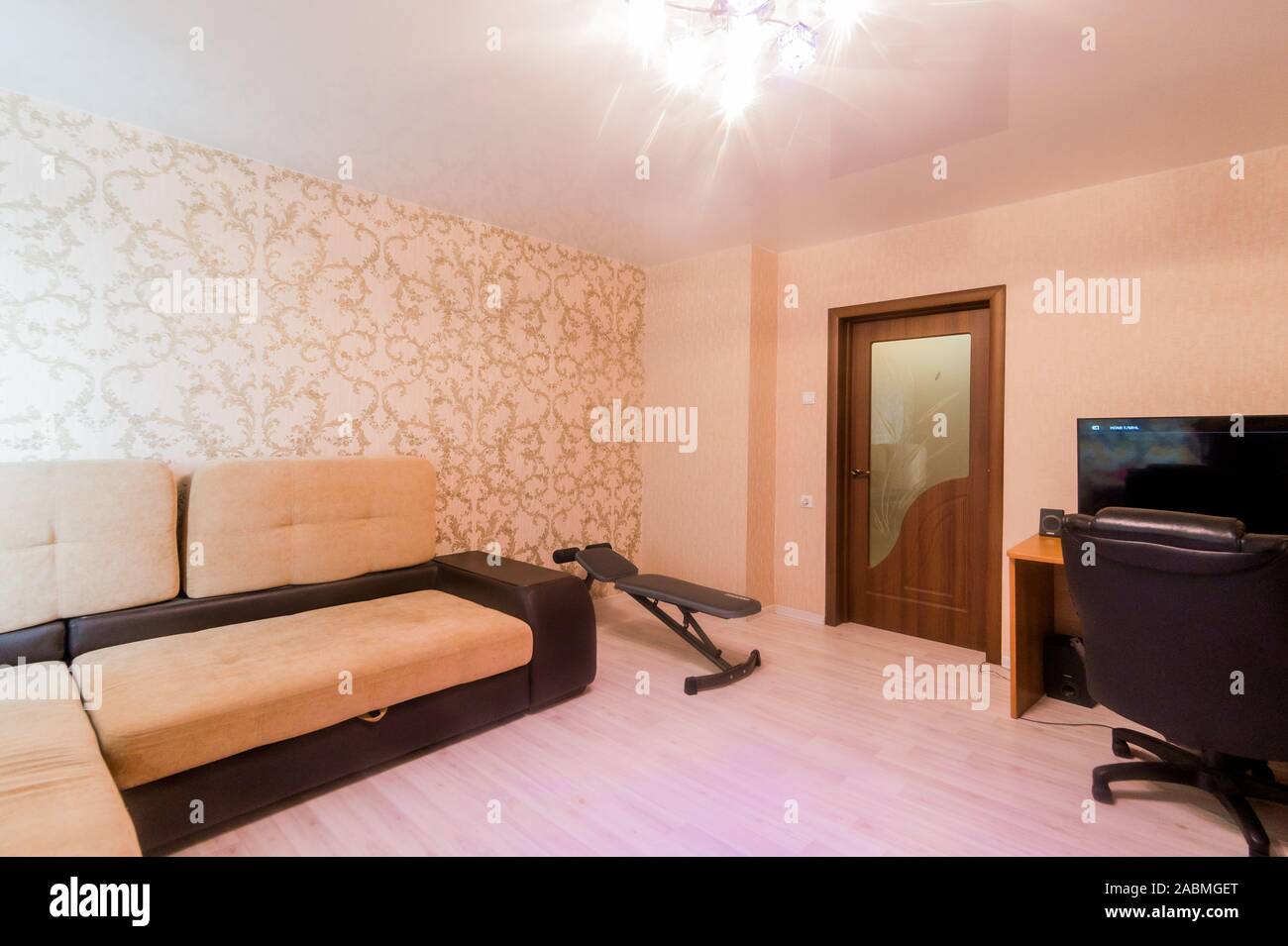 Russland, Moskau - Juli 16, 2019: das Innere zimmer Wohnung. standard Reparatur Dekoration in Hostel Stockfoto