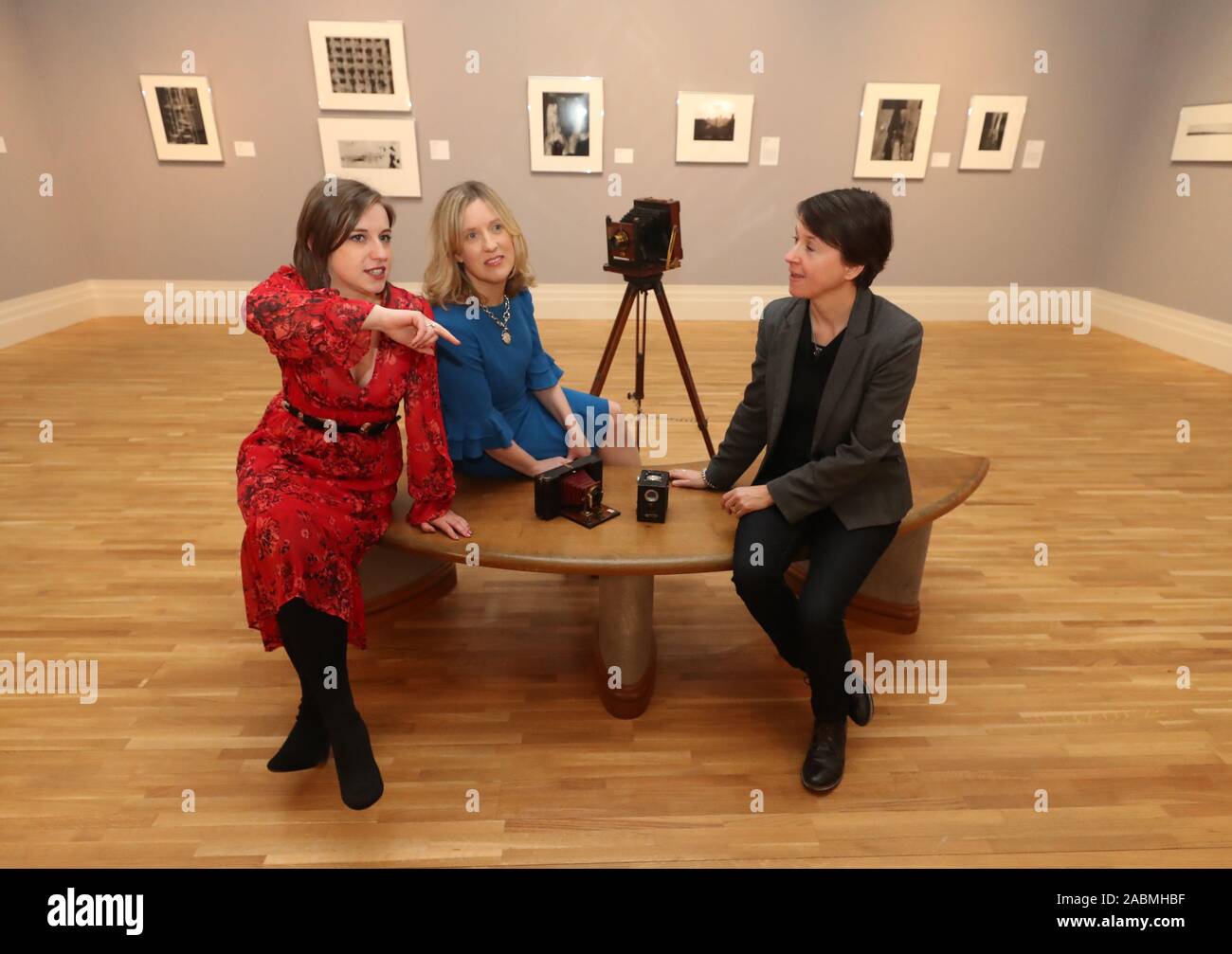 (Nach rechts) National Gallery von Irland Curatorial Fellow Sarah McAuliffe, Catherine kann die Bank von Amerika Mitglied des Rates, und Kurator von Drucken und Zeichnungen Anne Hodge während einer Pressekonferenz für die 'Moment in der Zeit: ein Vermächtnis von Fotografien - Werke aus der Sammlung der Bank von Amerika. Stockfoto