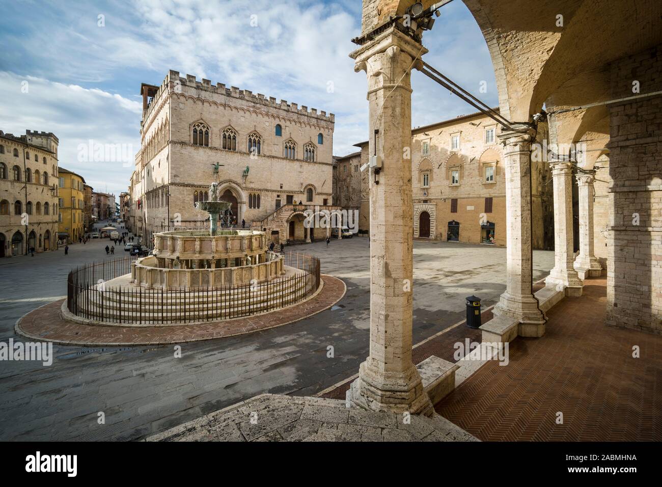 Perugia. Italien. Die zentrale Piazza IV Novembre, mit dem Palazzo dei Priori und Fontana Maggiore. Der Palazzo dei Priori (1293-1443) beherbergt die Comun Stockfoto