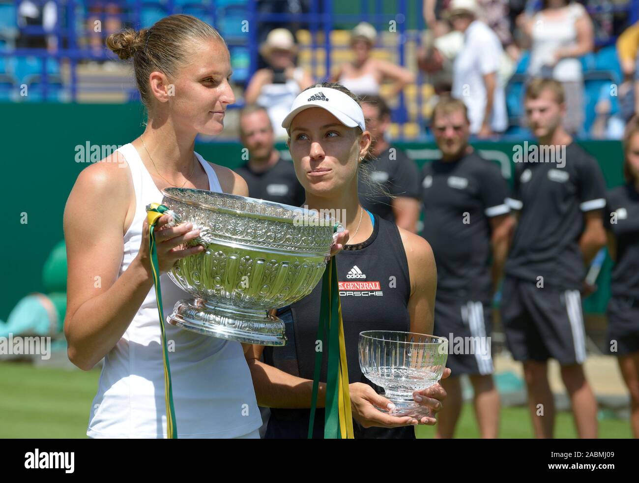 Karolina Pliskova (Cze) Niederlagen Angelique Kerber (Ger) in der Endrunde der Natur Tal International Tennis in Devonshire Park, Eastbourne, Großbritannien. 29. Stockfoto