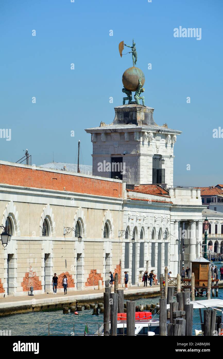 Venedig, Venetien, Italien - September 09, 2019: Punta della Dogana im Stadtteil Dorsoduro mit der Statue von Fortuna in Venedig - Italien. Stockfoto