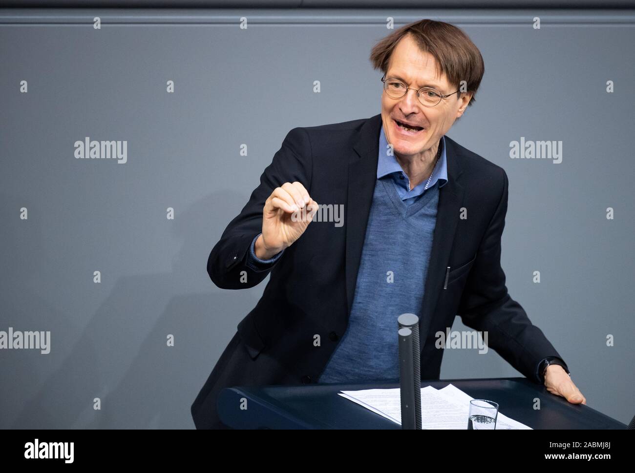 Berlin, Deutschland. 28 Nov, 2019. Karl Lauterbach (SPD) spricht an der Konsultation zum Haushalt Der Haushalt des Bundesministeriums für Justiz und Verbraucherschutz im Deutschen Bundestag. Die wichtigsten Themen der uad-2 Tagung der 19. Legislaturperiode sind die Beratungen der einzelnen Budgets der Ministerien des Innern, Gebäude und Inneres, Justiz und Verbraucherschutz, Gesundheit, Familie, Senioren, Frauen und Jugend sowie Bildung und Forschung. Quelle: Bernd von Jutrczenka/dpa/Alamy leben Nachrichten Stockfoto