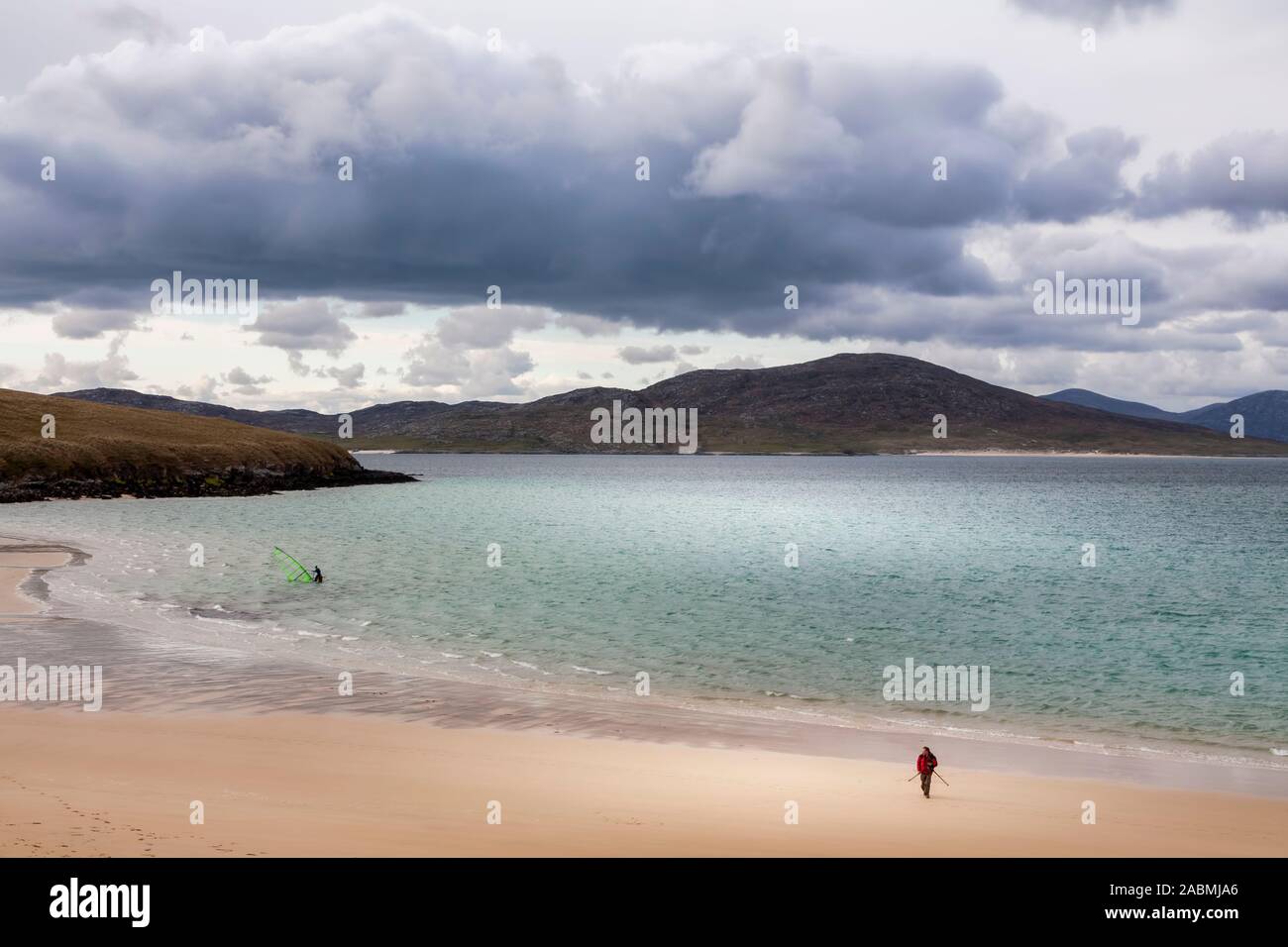 Windsurfer und Fotograf an einem Strand auf Harris Stockfoto