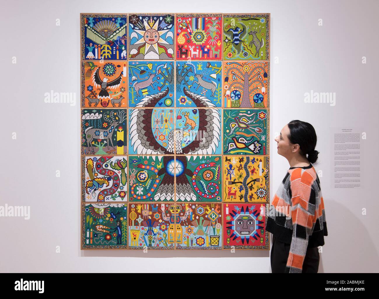 Oktober Gallery, London, Vereinigtes Königreich. 28. November 2019. Eine Ausstellung über die Arbeit von Santos Motoapohua de la Torre, Jordanien Ann Craig, Gonzalo Hernandez Carrillo und Antonio López Pinedo. Die Ausstellung erforscht Muster, Formen und Erkenntnisse aus Kulturen historisch aus dem südlichen Teil der Bergkette, Cordillera, entlang der westlichen Seite des Nord-, Mittel- und Südamerika, aus dem Norden von New Mexico bis in Guadalajara, Mexiko. Bild: Dos: Tatewari divinidades y el Águilla, 2018. Perlen, Bienenwachs und Sperrholz. Credit: Malcolm Park/Alamy Leben Nachrichten. Stockfoto