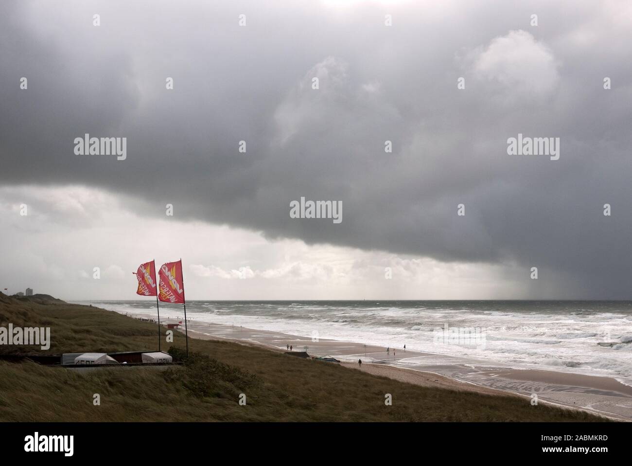 Blick von den Dünen mit Strand und Meer unter tiefhängenden Regenwolken Stockfoto