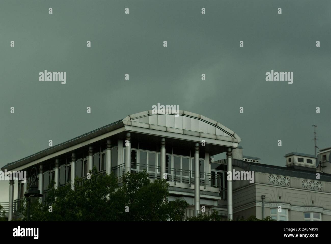 Obergeschoss des Ministeriums der Justiz Gebäude in bewölkten Tag, Aleje Ujazdowskie, Warschau, Polen Stockfoto