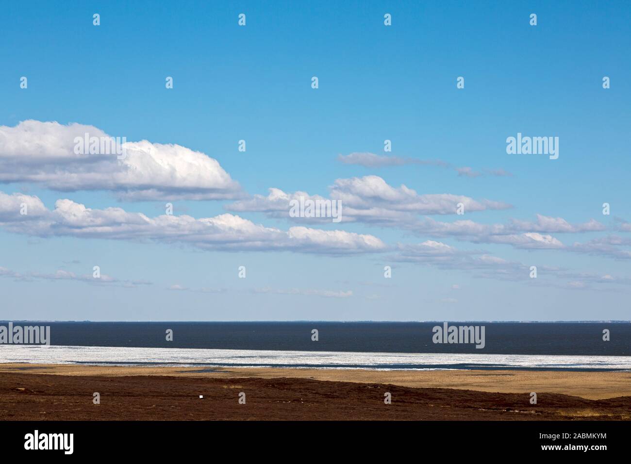 Schneereste im Fruehjahr am Strand des Wattenmeeres der Braderuper Heide Stockfoto