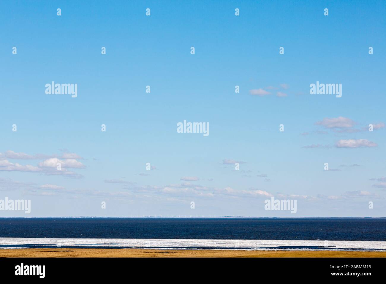 Schneereste im Fruehjahr am Strand des Wattenmeeres der Braderuper Heide Stockfoto