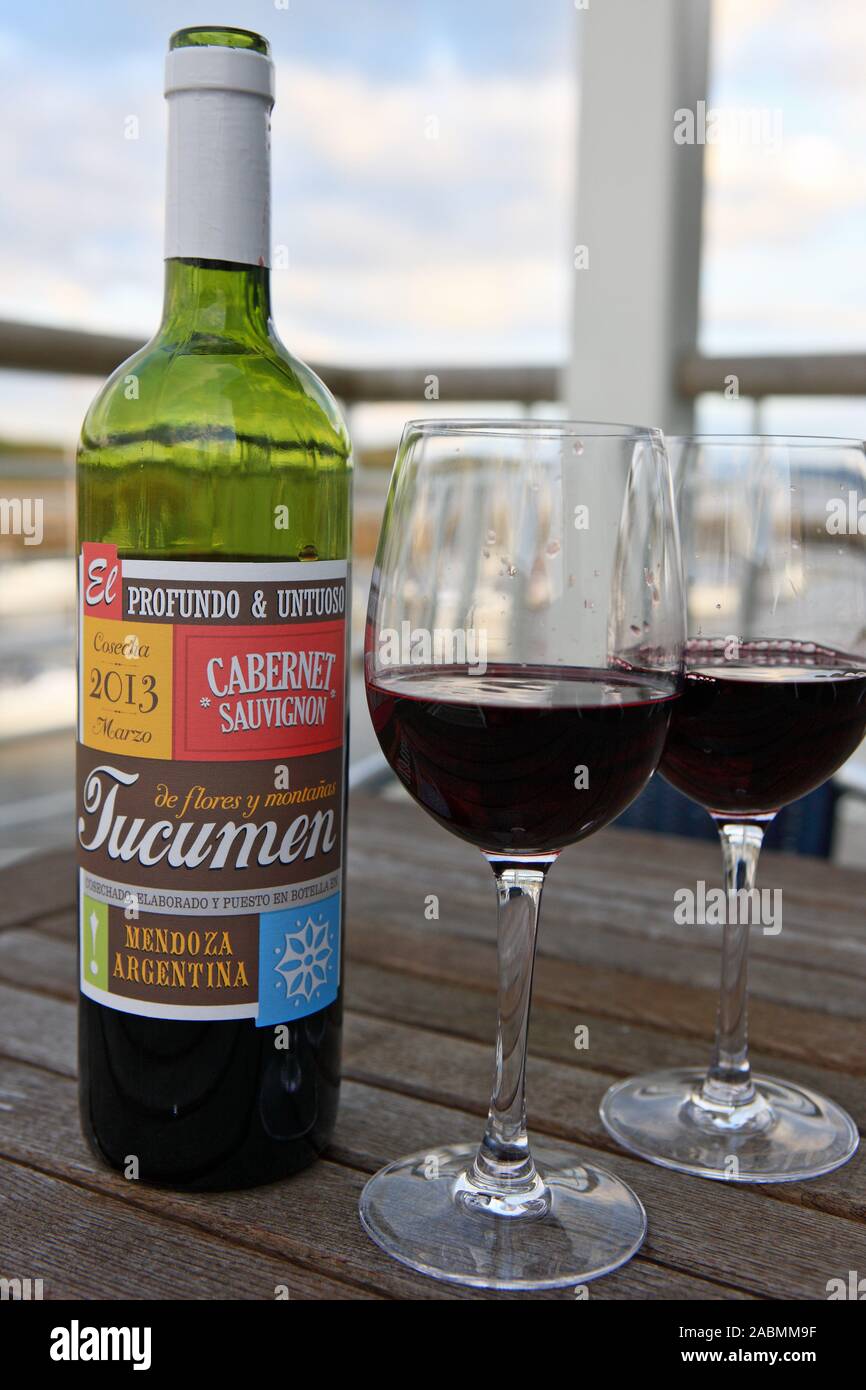 Zwei Gläser Rotwein und eine offene Flasche Tucamen Cabernet Sauvignon 2013 auf einem Außenbalkon Stockfoto