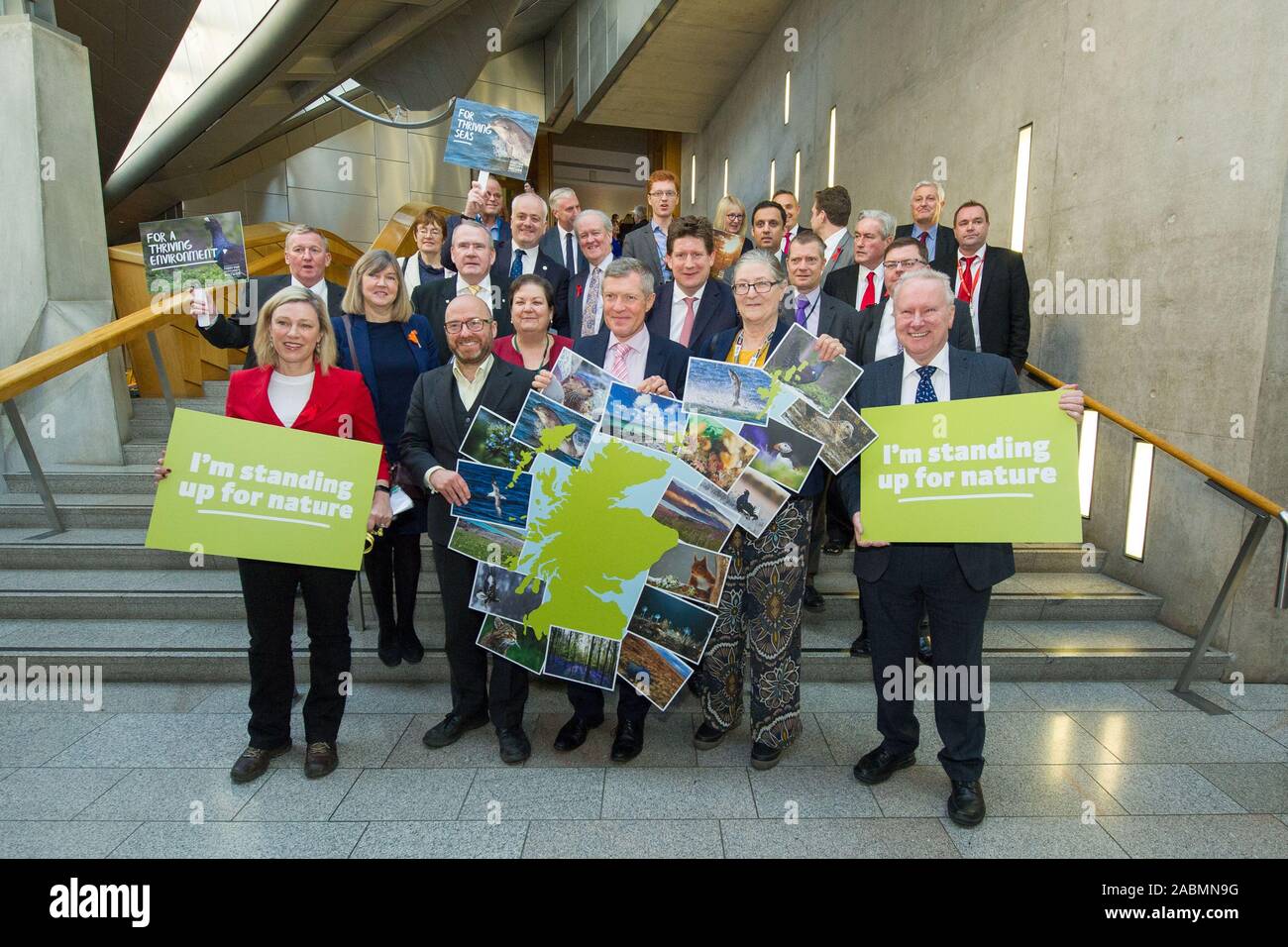 Edinburgh, Großbritannien. 28 Nov, 2019. Bild: Gruppe Fotoshooting für die Scottish Environment Link. Parteiführer: (vordere Reihe 2. links) Patrick Harvie MSP-Co-Leader der schottischen Grünen Partei; (vordere Reihe) Willie Rennie MSP-Führer der schottischen Liberaldemokratischen Partei. Szenen aus der wöchentlichen Sitzung des Ersten Minister Fragen im Schottischen Parlament. Credit: Colin Fisher/Alamy leben Nachrichten Stockfoto