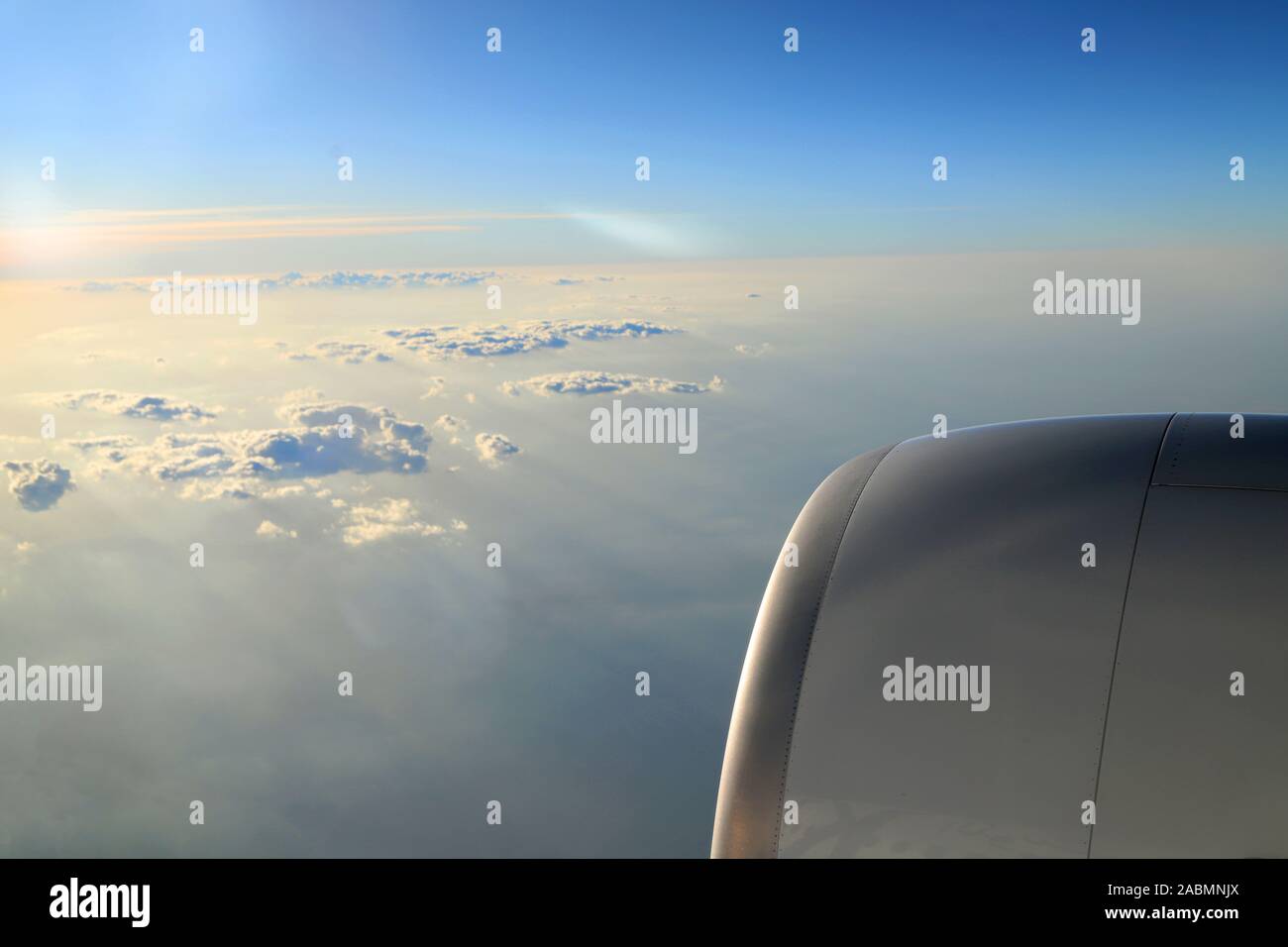Vormittag bewölkt Sonnenaufgang mit Flügel eines Flugzeugs. Bild für Sms oder frame Website hinzufügen. Reisen Konzept Stockfoto