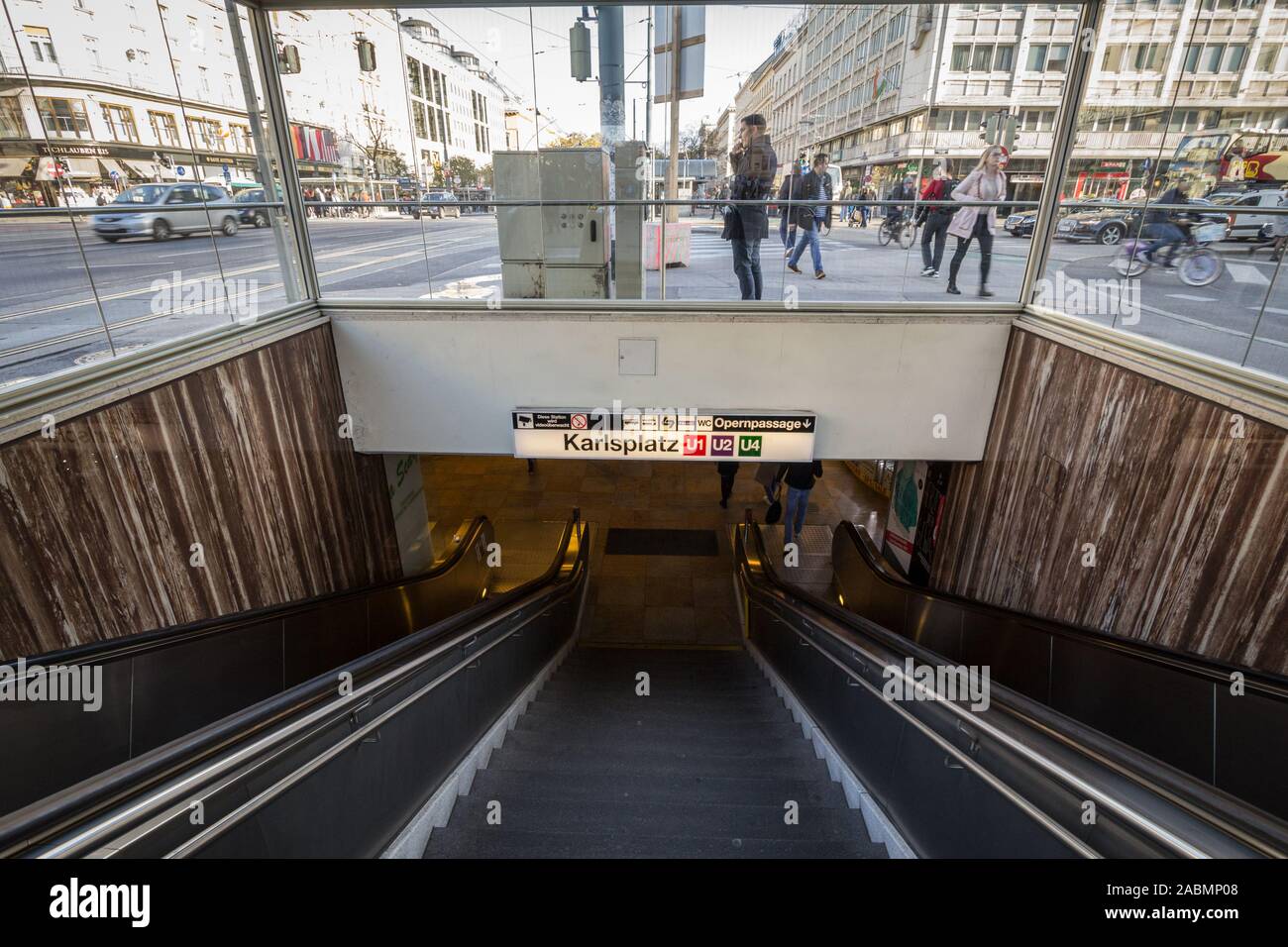 Wien, ÖSTERREICH - NOVEMBER 6, 2019: U-Bahnhof Karlsplatz Zeichen von Wien, Österreich, auch U-Bahn mit den Linien U1, U2 und U4, aus gesehen Stockfoto