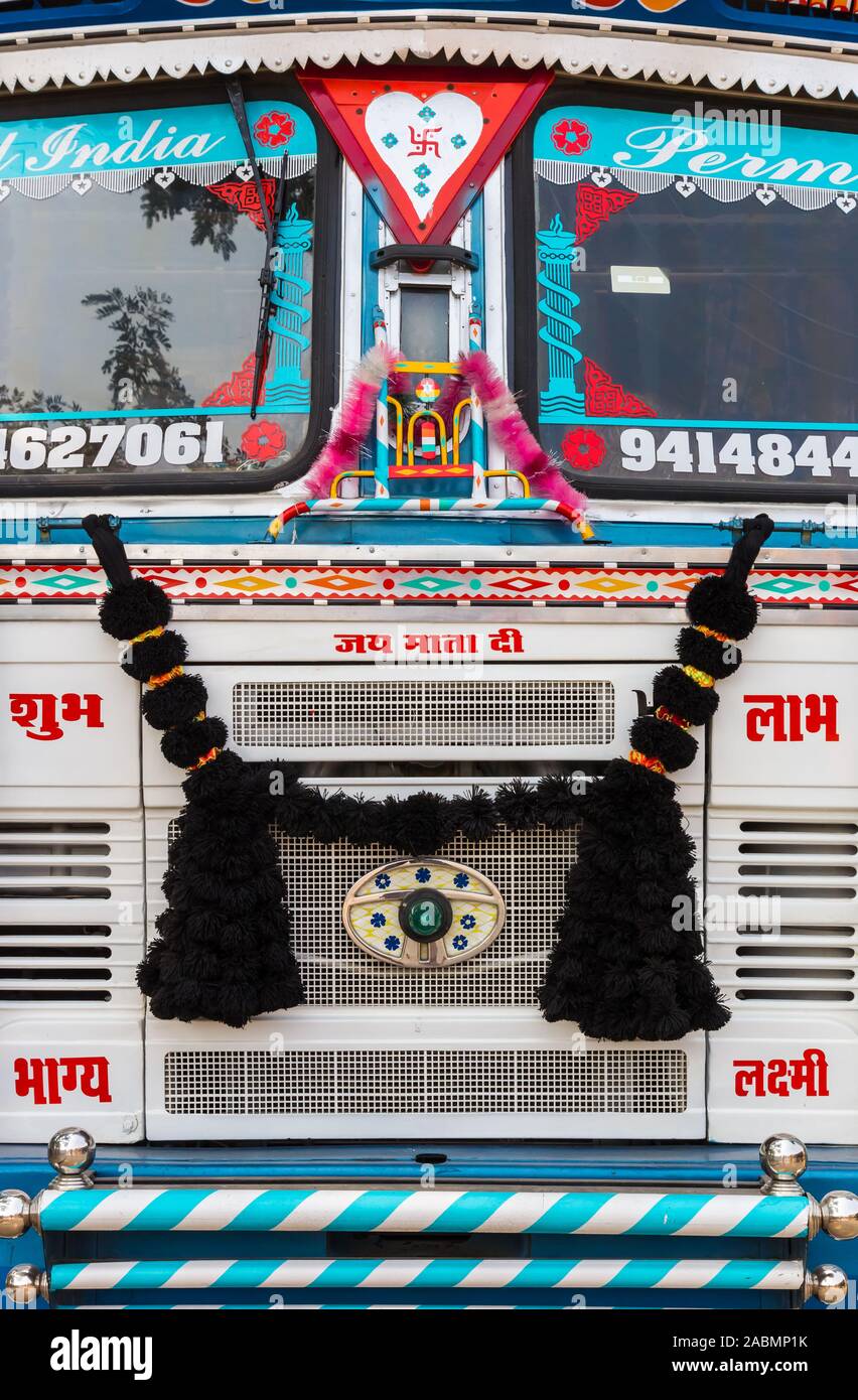 Vor einem herkömmlichen Fahrzeug in decrated Abhaneri, Indien Stockfoto