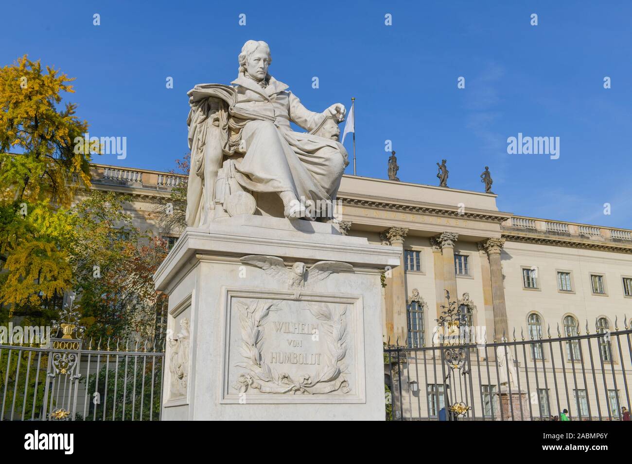 Denkmal Wilhelm von Humboldt, Hauptgebäude, Humboldt-Universität, Unter den Linden, Mitte, Berlin, Deutschland Stockfoto